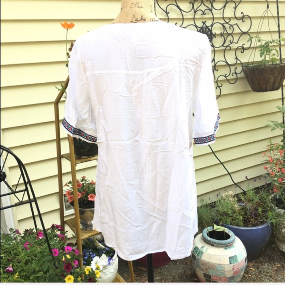Beautiful embroidered blouse!! Multiple sizes! - Picture 4 of 4